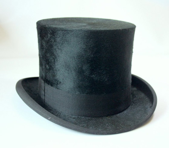 Image 1 of Sombrero de copa con sombrerera original y cojín de terciopelo