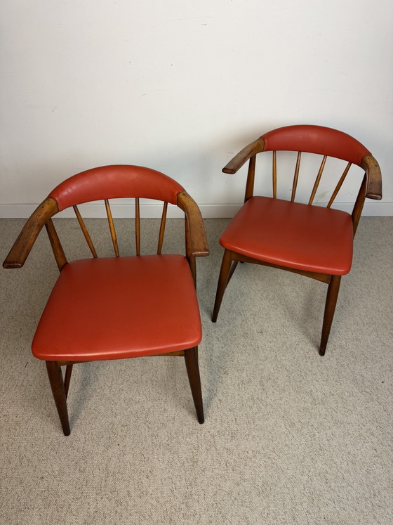 Image 1 of Par de sillones escandinavos de teca y piel sintética roja – década de 1960