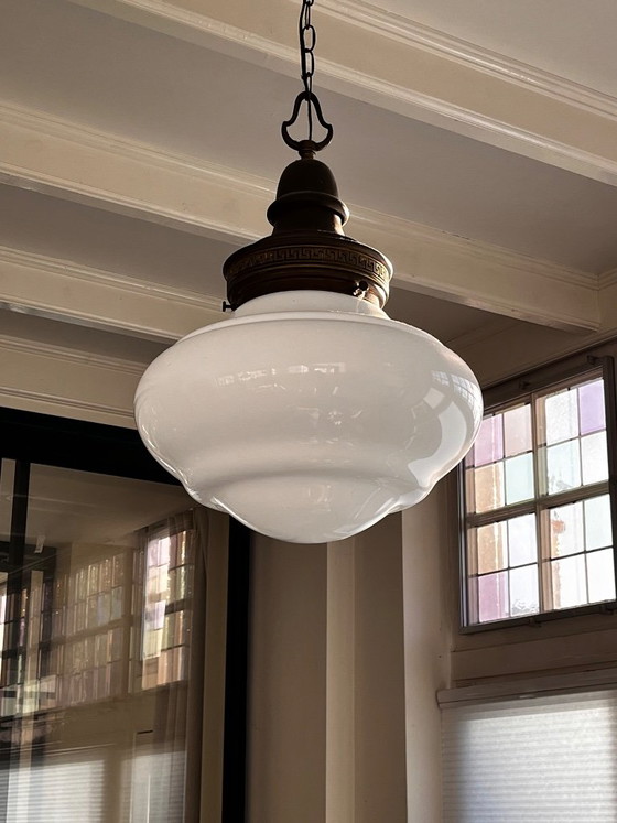 Große Art-Deco-Lampe (Schullampe) – Opalmilchglas und Messing mit mäanderförmigem Rand (Ø 40 cm) (photo 3 of 6)