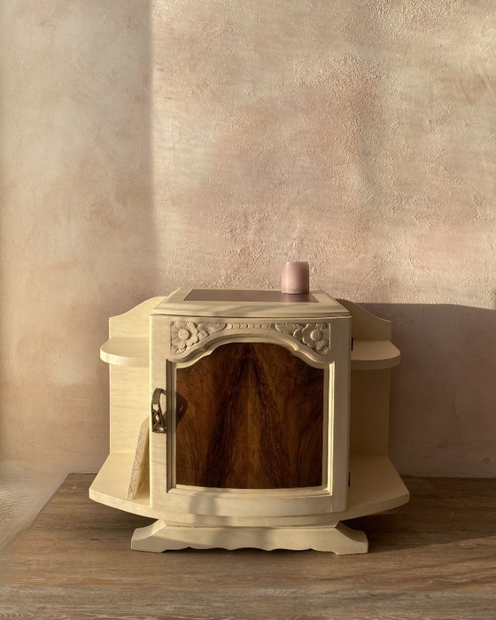 Image 1 of Mesita de noche Art Déco: profundo contraste entre la madera de nogal y la pintura color crema.