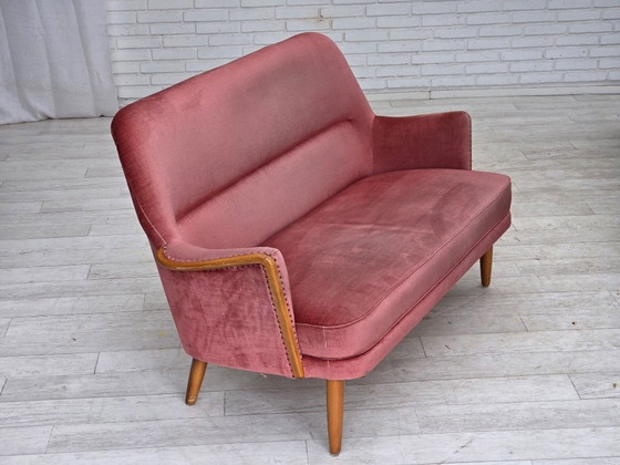 Image 1 of Schwedisches 2-Sitzer-Sofa aus den 1970er Jahren, rosa Möbelvelours, Buchenholz.