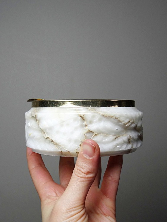 Image 1 of Kleiner, antiker, geschnitzter Alabaster-Aschenbecher aus der Hollywood Regency/Mid-Century-Ära.