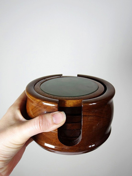 Image 1 of Onderzetters van agaat en gedraaid hout in hun vintage standaard uit de jaren 60 en 70.