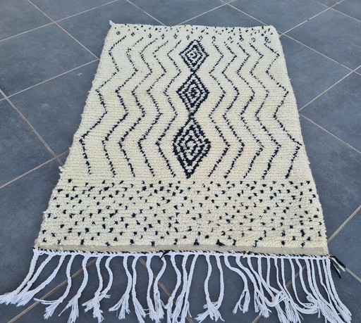 Tappeto Beni Ouraine in pura lana tradizionale bianca e nera, 150/250 cm
