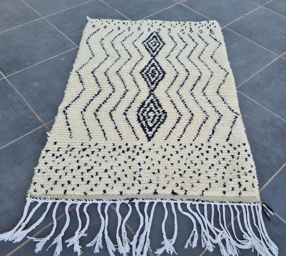 Image 1 of Tappeto Beni Ouraine in pura lana tradizionale bianca e nera, 150/250 cm