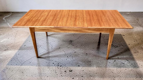 Image 1 of Een uitschuifbare teakhouten eettafel van Fonseca, vervaardigd door Younger Ltd, in mid-century modern stijl.