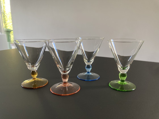 Image 1 of Vier französische Schnapsgläser, Mid Century (1950er Jahre), mit farbigem Sockel