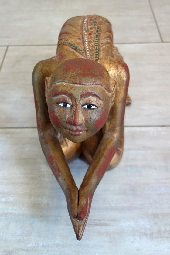 Image 1 of Standbeeld van een Birmese boeddhistische monnik in gebed, 19e eeuw