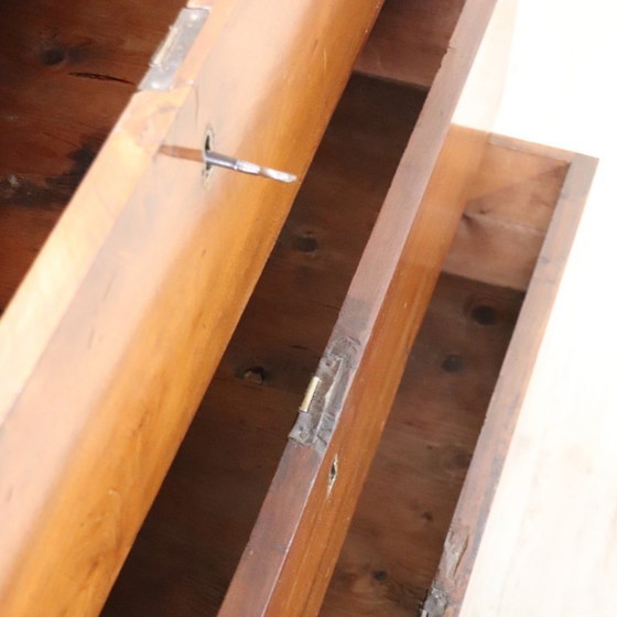 Image 1 of Commode ancienne en noyer massif, Italie, XIXe siècle