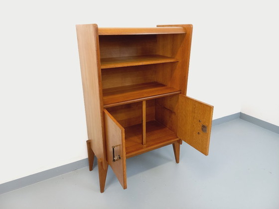 Image 1 of Meuble bibliothèque de rangement vintage René Gabriel style scandinave en bois de chêne des années 50