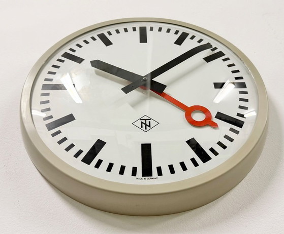 Image 1 of Grijze industriële wandklok uit Tennessee, jaren 60.