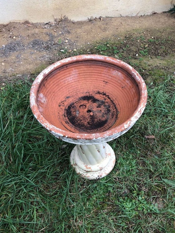 Image 1 of Jardinière en terre cuite sur colonne à motif