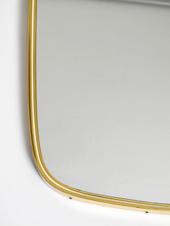 Image 1 of Magnifique miroir mural original du Mid Century Modern "Münchener Zierspiegel" avec cadre en laiton lourd
