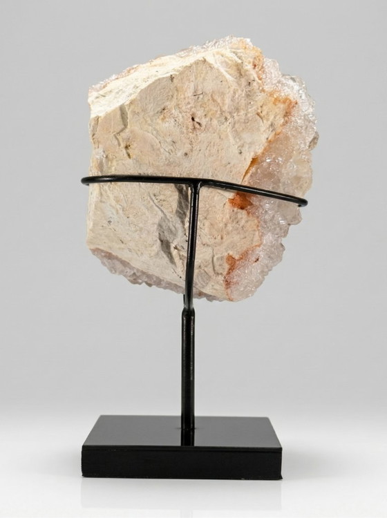 Image 1 of Dekoratives Duo – Gebänderte Kalzitkugel (Marmoronyx) und Kalzitkristall auf Sockeln