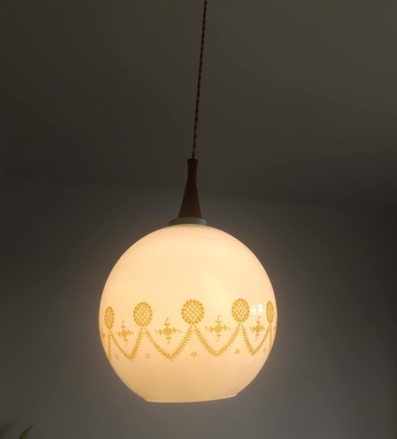 Image 1 of Lampada a sospensione opalina vintage 1970