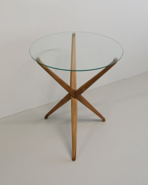 Handgefertigter Beistelltisch aus massivem Teakholz mit Glasplatte