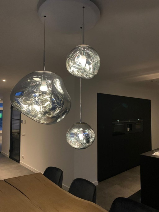 Lampe suspendue ronde Melt Trio de Tom Dixon – design luxueux – un véritable bijou qui attire tous les regards.