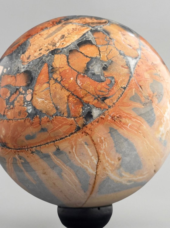 Image 1 of Atemberaubende rote Maligano-Jaspiskugeln auf Sockeln – Dekoratives Mineralien-Duo