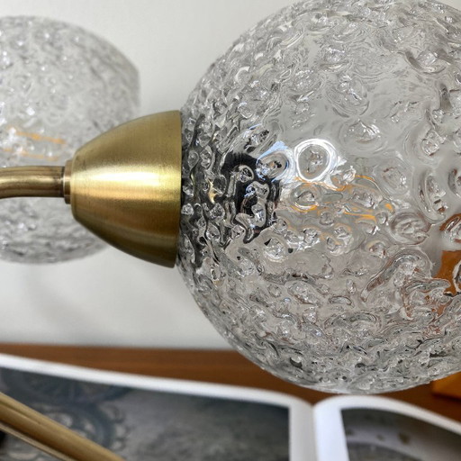 Par de apliques de pared de cuello de cisne de latón vintage con globos de vidrio burbuja y porcelana