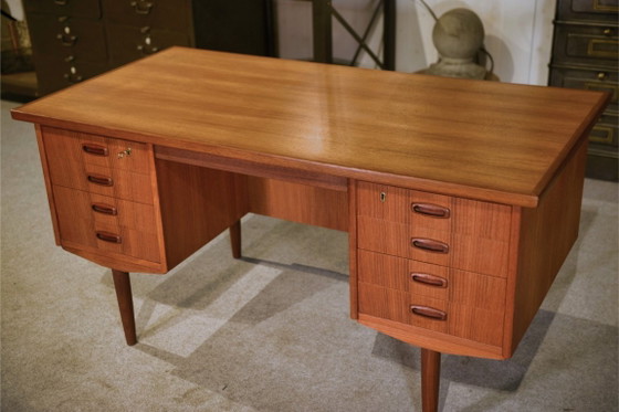 Image 1 of Skandinavischer Teak-Schreibtisch, hergestellt von Samcom Dänemark in den 1960er Jahren