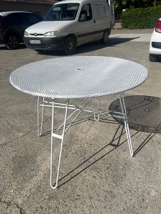 Tuintafel toegeschreven aan Mathieu Mategot uit de jaren 1950.