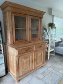 Mobile in legno con ante in vetro