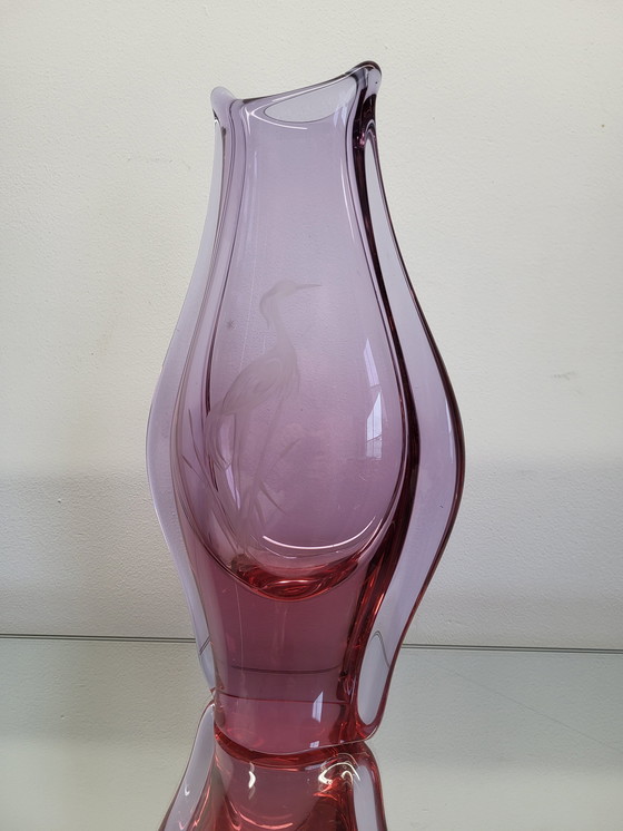 Image 1 of Vase en verre d'art avec grue gravée, Miloslav Klinger, verre de Bohême, années 1970