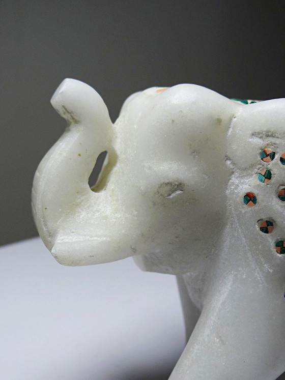 Image 1 of Elefante indiano decorativo in alabastro intarsiato con pietre, artigianato vintage