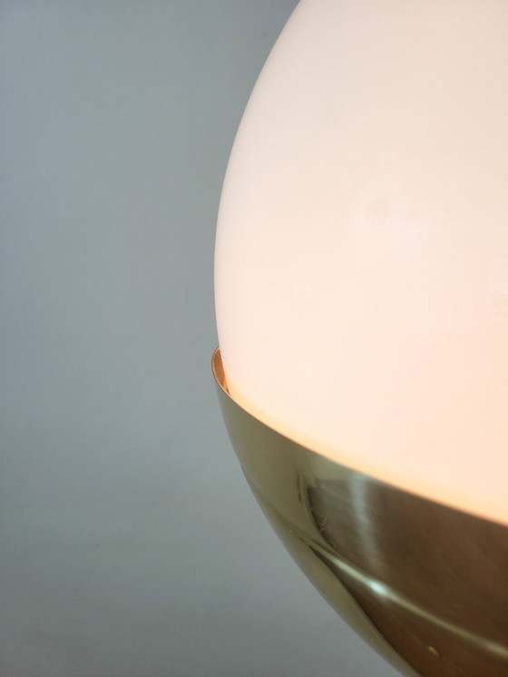 Image 1 of Lámpara de pie de latón y cristal opalino de Vereinigte Werkstätten München