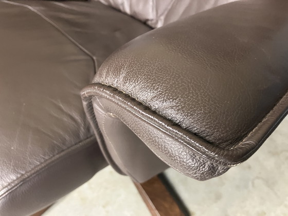 Image 1 of Fauteuil pivotant vintage en bois et cuir Hjort Knudsen
