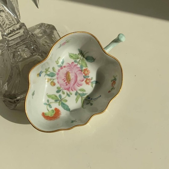 Image 1 of Coppia di antichi piatti giapponesi in porcellana Kutani a forma di foglia – Era Meiji/Taisho – Dipinti a mano e dorati