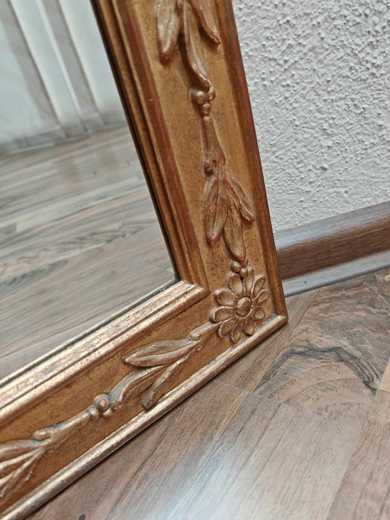 Image 1 of Miroir rectangulaire en haut avec triangle avec cadre en bois, doré de succession