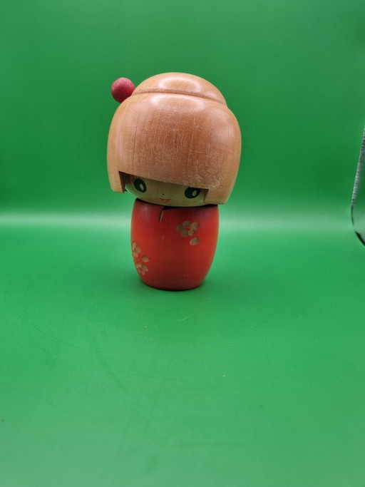 Bonita kokeshi Osanpo firmada
