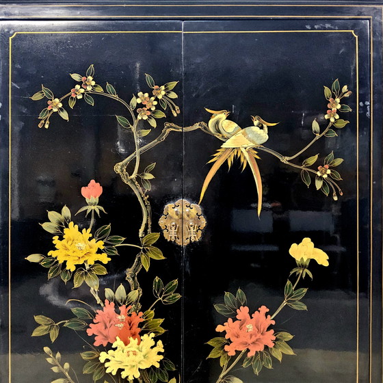 Image 1 of Vintage Chinese zwarte lakkast vogels en bloemen /  bohemian / oosterse / Aziatische kast (bruidskast)