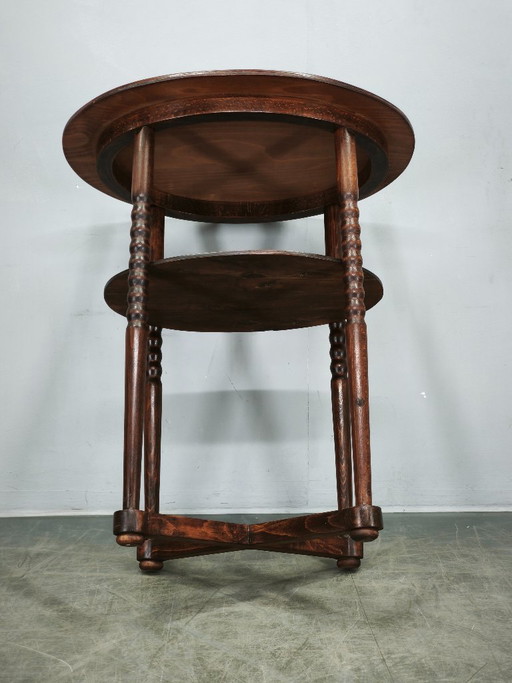 Tsjechische ovale art deco bijzettafel van beukenhout uit de jaren 1920 met onderplank.