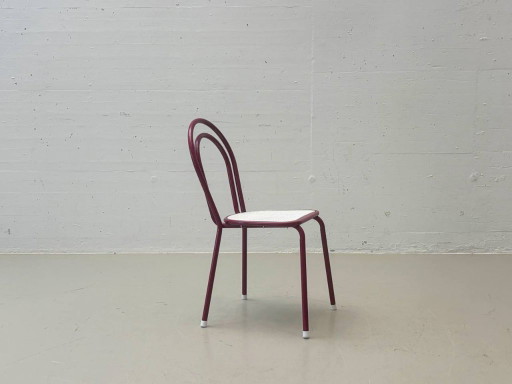 Sedie da bistrot con struttura bordeaux e sedile in plastica, anni '80 – kuipstoelen (photo 2 of 13)