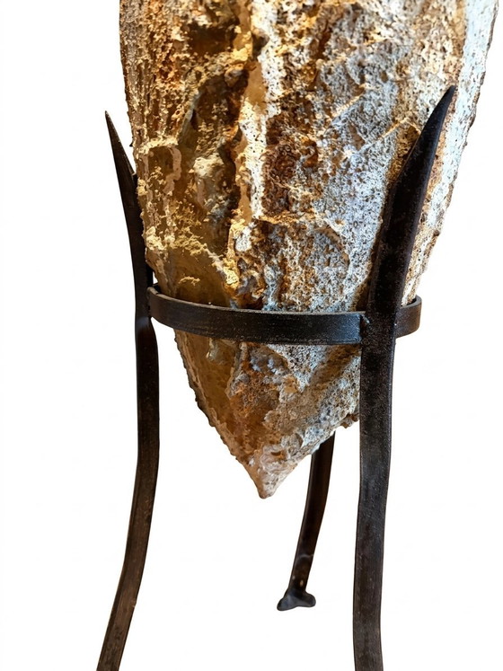 Image 1 of Echte römische Amphore aus einer Meeresgrabung, komplett mit ihrem schmiedeeisernen Sockel.

