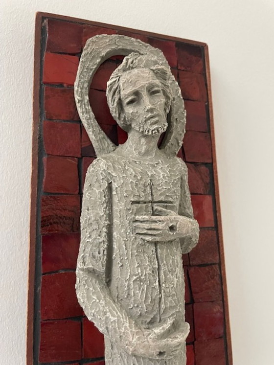 Image 1 of Figure du Christ en relief sur une plaque de mosaïque rouge