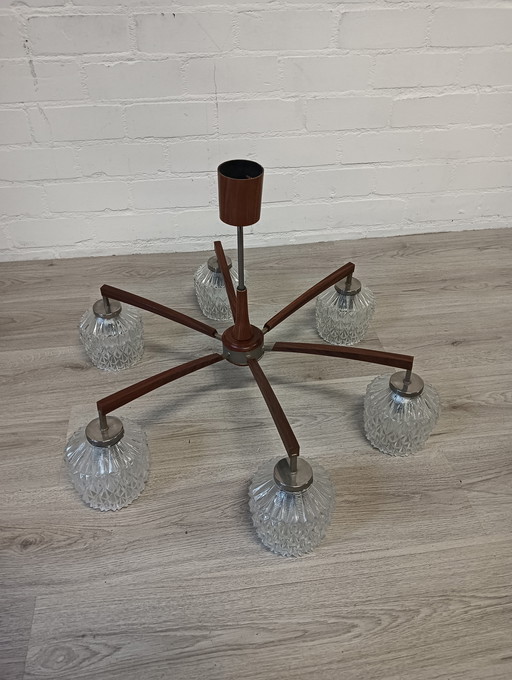 Lampe des années 1960, en teck et avec 6 magnifiques abat-jour en verre.