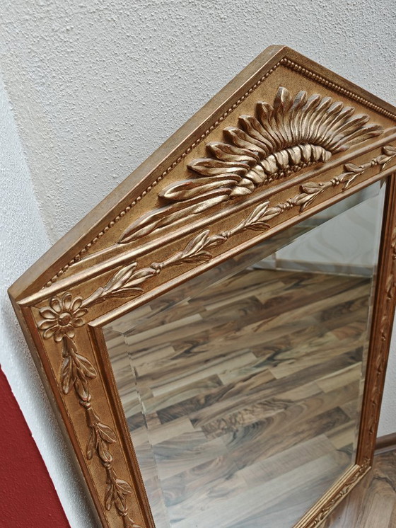 Image 1 of Miroir rectangulaire en haut avec triangle avec cadre en bois, doré de succession