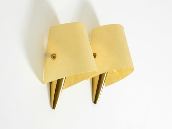 Image 1 of Una coppia di eccezionali applique da parete in ottone in stile Mid-Century Modern con paralumi in fibra di vetro.