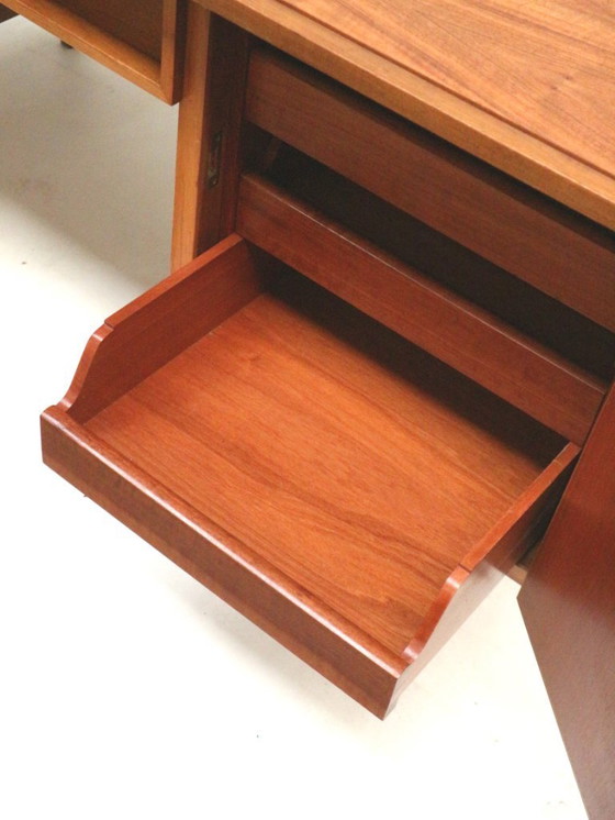 Image 1 of Scrivania vintage / scrivania direzionale con ante e cassetti degli anni '60