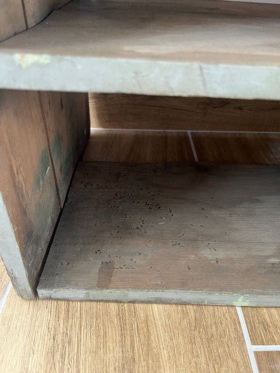 Image 1 of Großer antiker Werkstattschrank mit patinierten Holzfächern, 20. Jahrhundert.