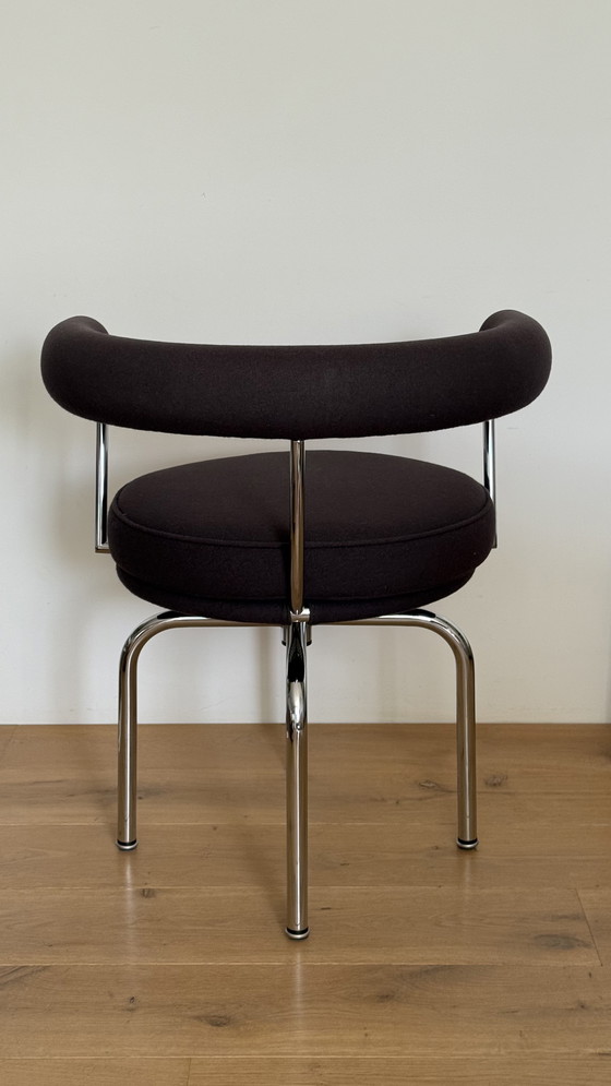 Image 1 of LC 7 swivel chair