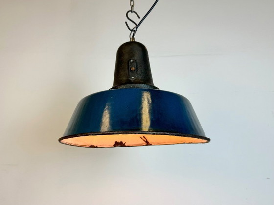 Image 1 of Lampe industrielle en émail bleu avec abat-jour en fonte, années 1960