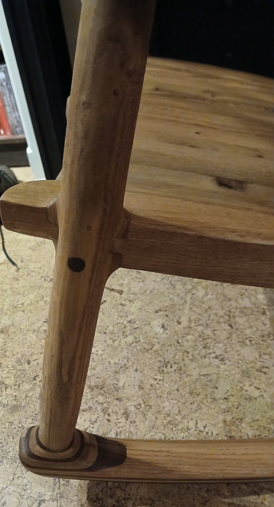 Sedia a Dondolo Esclusiva Fatta a Mano - Rovere Circolare con Dettagli in Noce, Sedie a dondolo, Legno, Marrone (foto 7 di 7)