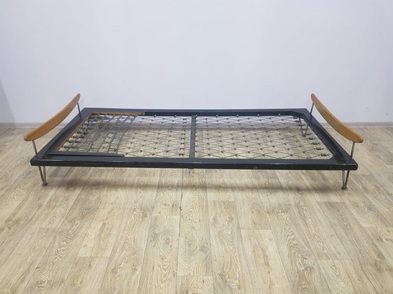 Bed by Fred Ruf for Wohnbedarf, Switzerland, 1950s. – Mattresses and bed bases, Chrome (photo 3 of 23)