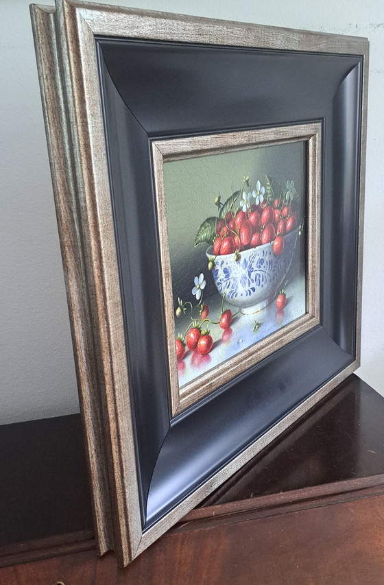 Image 1 of Fresas silvestres en cuenco antiguo