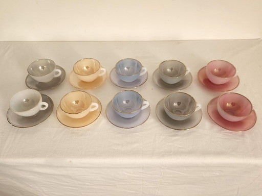 10 Arcopal vintage iriserende opaline kopjes en schoteltjes