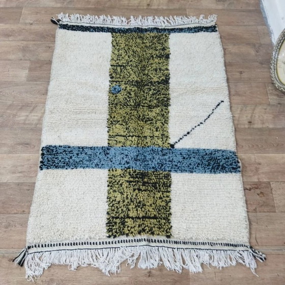 Image 1 of Tapis en laine fait main – Style moderne vert olive et bleu (150 × 113 cm)